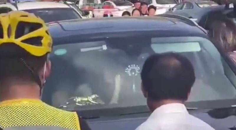 中国安徽一名男子开车载着小三和小三儿子出游，没想到在路上遇到妻子拦路捉姦，小三惨被元配扒光衣服爆打。（图取自推特）(photo:LTN)
