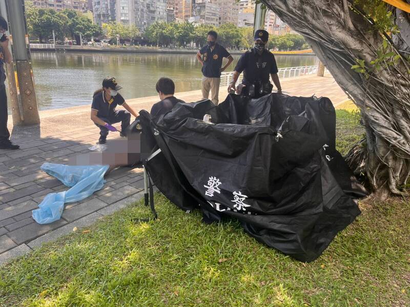 高雄愛河浮現一男屍，身分不明死因待查。（民眾提供）
