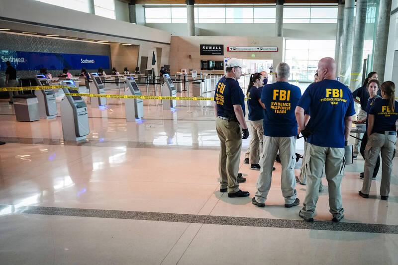 FBI探员封锁美国德州达拉斯爱田机场。（美联社）(photo:LTN)