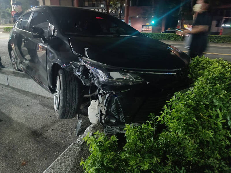 陳姓女子開車沒酒駕自撞分隔島受傷，肇因仍待調查釐清。（民眾提供）