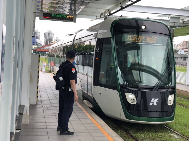 高雄萬安演習今下午登場，高雄捷警提醒演習期間捷運、輕軌站只進不出。（記者王榮祥翻攝）