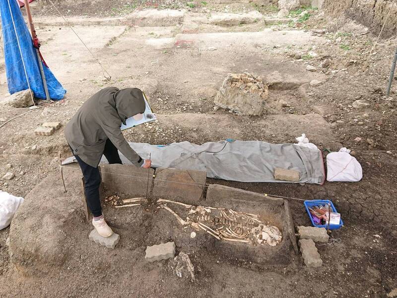 清大人類所考古團隊在鵝鑾鼻第一遺址發現4000年前的古代石棺、貝塚、灰坑等古物，是台灣南島族群海外交流重要證據。（清大提供）