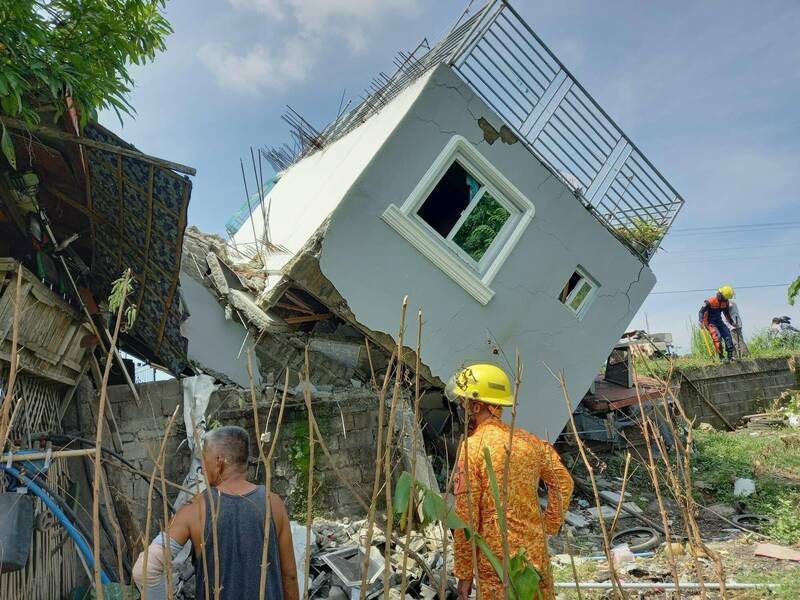 菲律賓呂宋島7.1強震造成當地許多建築物出現倒塌、歪斜狀況，恐有進一步傷亡傳出。（歐新社）