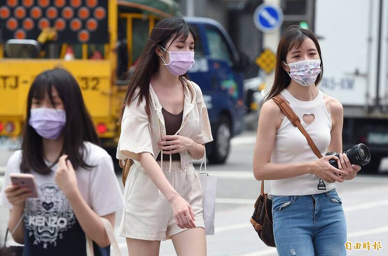 今明兩天各地高溫續降1度，但仍在高檔，民眾持續注意防曬、防中暑。（資料照）