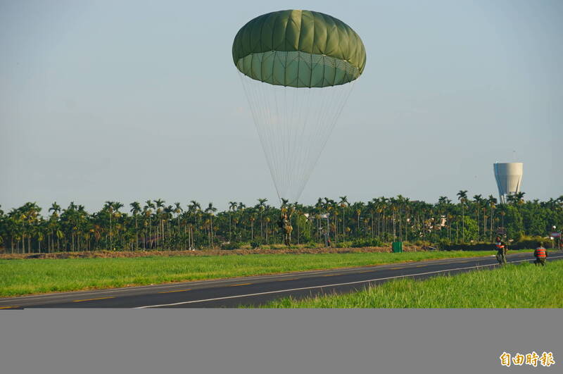 特戰官兵空降展現國軍訓練，與新聞事件無關。（記者陳彥廷攝）