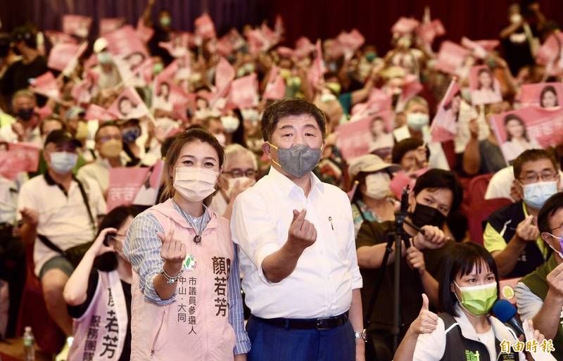 民進黨台北市長參選人陳時中（右）27日與台北市議員參選人顏若芳（左）出席「阿中與你相見歡」活動。（記者羅沛德攝）