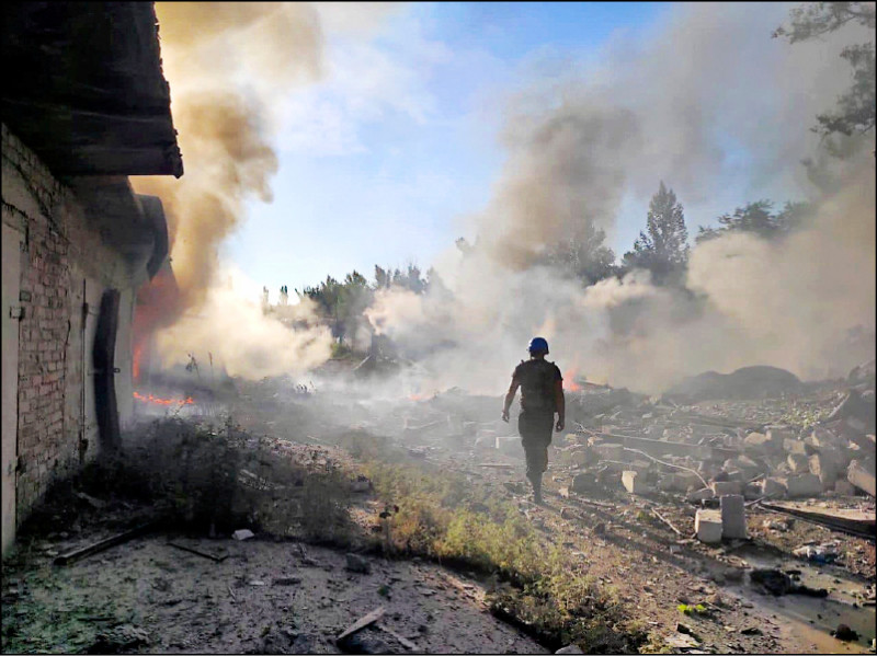 一名救难人员廿七日行经日前遭俄罗斯军队砲击而沦为废墟的乌克兰东部顿内茨克州托列次克镇。（路透）(photo:LTN)