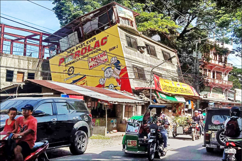 菲律賓北部艾布拉省首府邦貴（Bangued）的建築物在地震中嚴重受損。（法新社）