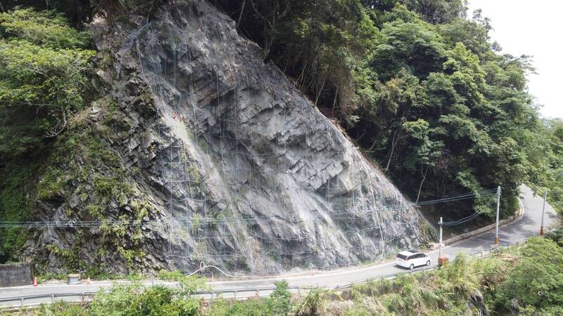 新竹林區管理處因辦理大鹿林道8.3K第二階段邊坡穩定工程，預計8月1日起至9月30日實施交管作業，星期五下午至星期日不管制。 （新竹林管處提供）