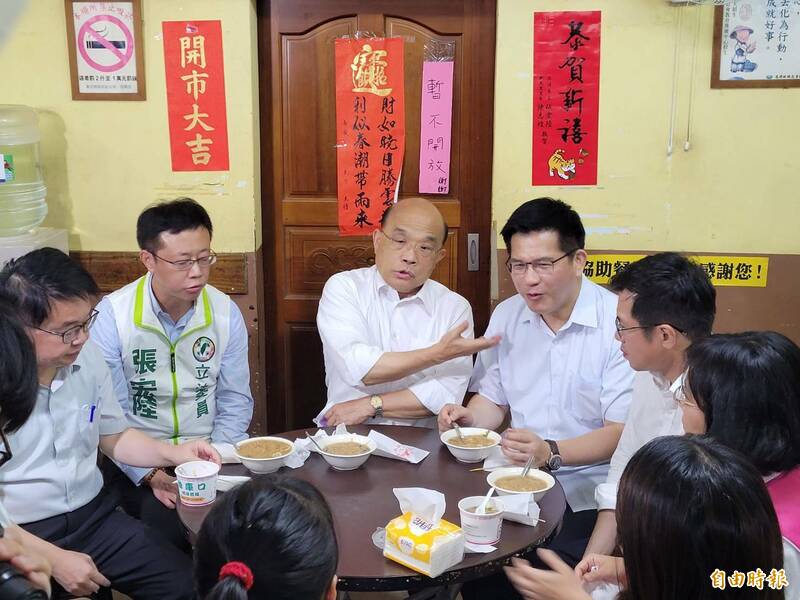 行政院長蘇貞昌（中）陪同民進黨新北市長參選人林佳龍（右二）品嘗板橋知名小吃油庫口麵線。（記者賴筱桐攝）