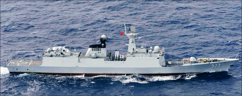 中國飛彈護衛艦「黃岡」號，昨晨出現在蘭嶼東北40浬海域，往北航行。（取自防衛省統合幕僚監部官網）