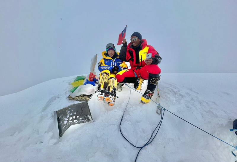 台灣登山好手曾格爾在1週內，成功連登2座8000公尺以上頂峰。（圖片擷取自曾格爾 Grace Tseng 臉書）