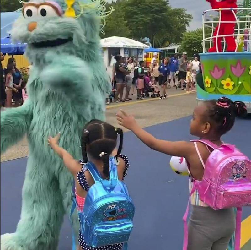 美国费城（Philadelphia）郊外一间芝麻街主题乐园（Sesame Place Philadelphia），一名角色刻意冷落两名非裔女孩挨告。（美联社）(photo:LTN)