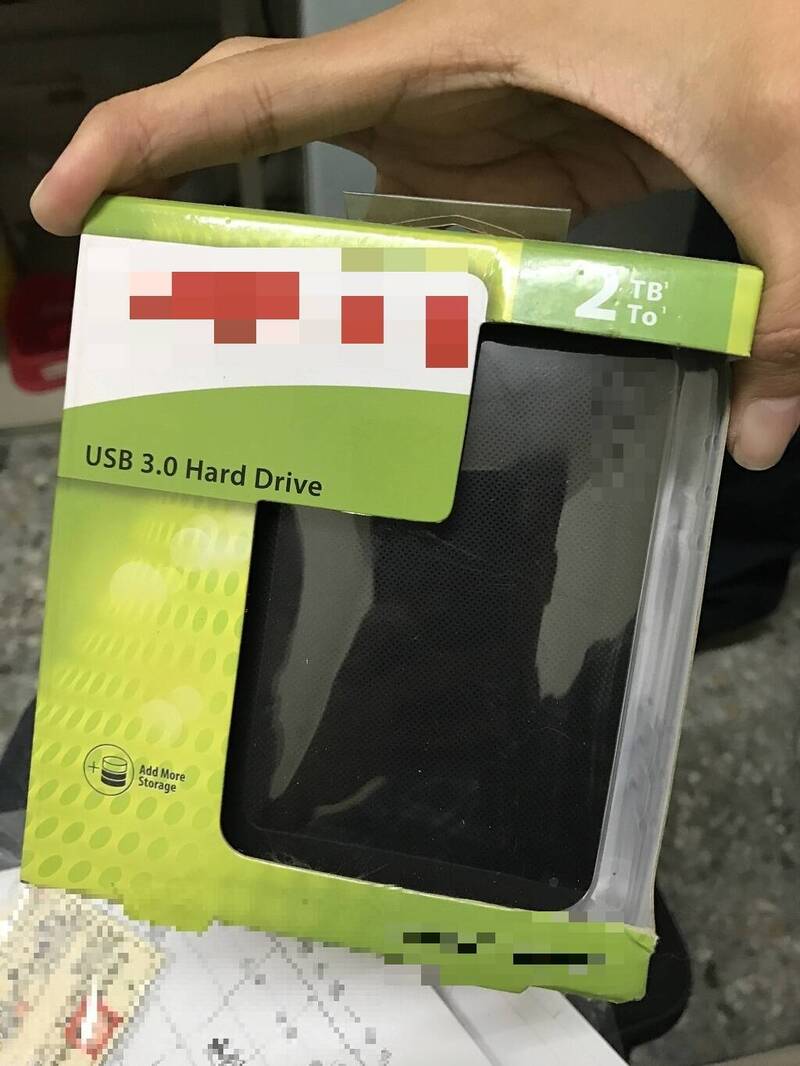 新北市吳先生網購買到便宜的行動硬碟，拆開卻發現裡面被裝滿鉛塊。圖為行動硬碟示意圖，與新聞事件無關。（翻攝資料照）