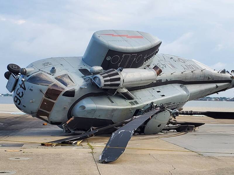 美國海軍諾福克基地26日下午突遭雷雨及強風侵襲，導致有10架直升機損壞，更有4架直升機被完全吹翻。（圖擷取自推特）