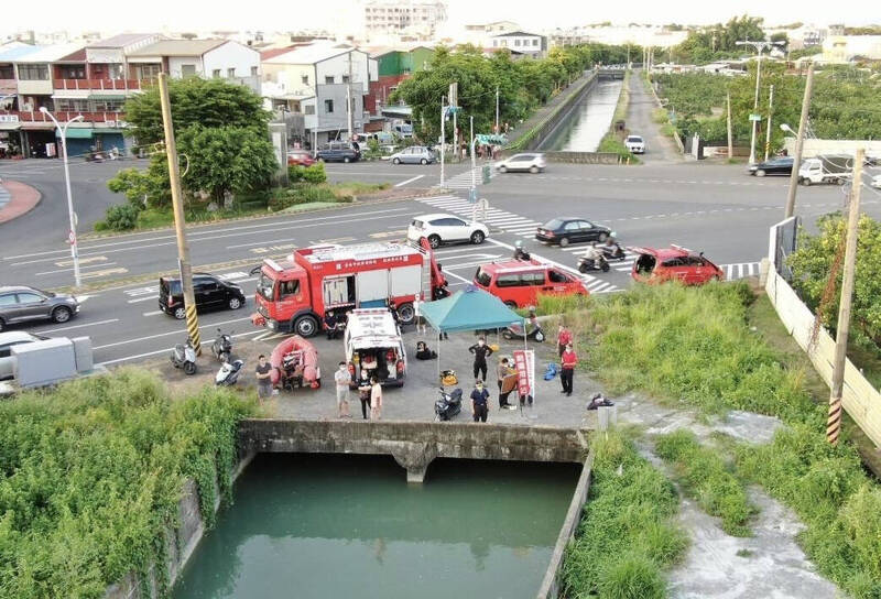 台南市消防局派遣第二救災救護大隊在落水地點麻豆支線設立指揮中心，展開搜救。（讀者提供）