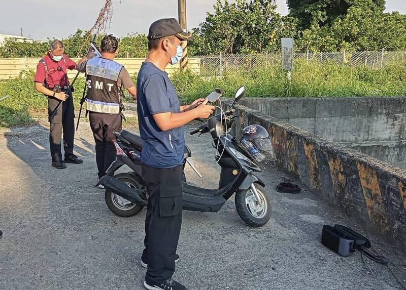 婦人掉入麻豆水圳，現場遺留1輛機車和1雙休閒鞋。（讀者提供）