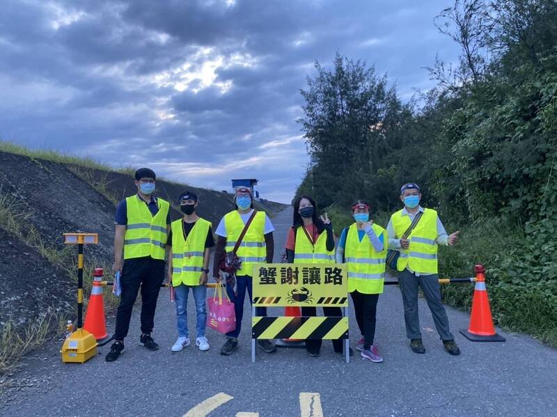 為避免母蟹降海釋幼過程遭路殺，台江國家公園管理處30日將於園區青草崙堤防防汛道路進行封路。（正統鹿耳門聖母廟提供）