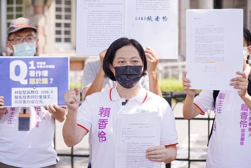 賴香伶說，當初朱立倫擔任桃園縣長時，希望棒球場大門可以面向大馬路而變更設計，導致下午的比賽嚴重受到西曬影響。（賴香伶辦公室提供）