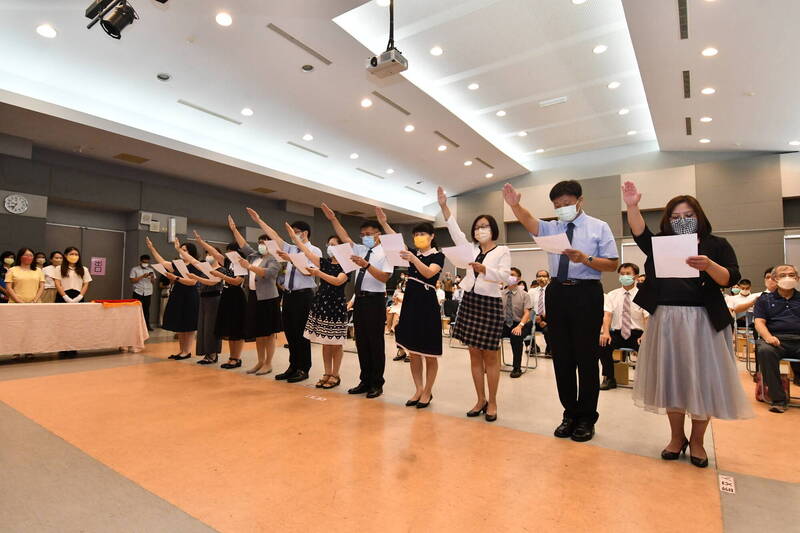 彰化縣府今在彰化市民生國小舉辦校長交接典禮，縣長王惠美主持，教育處長王智弘擔任監誓人，主計處長蕭秀瑛擔任監交人，場面隆重熱鬧。（縣府提供）