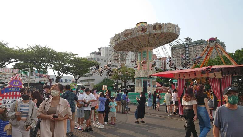 「JETS嘉年華」來台南了，今天首日營運吸引民眾遊逛。（記者洪瑞琴攝）