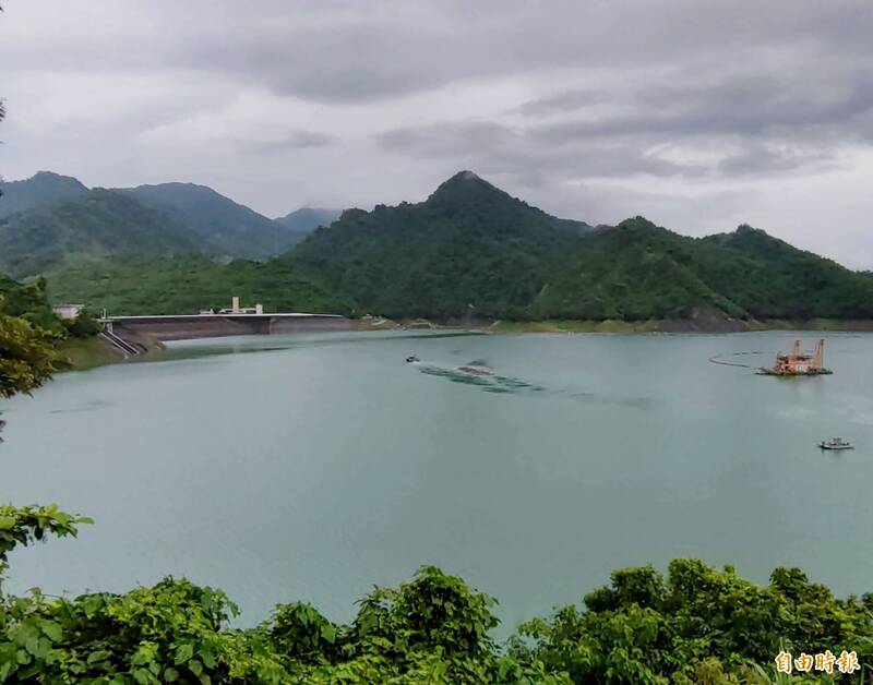 對流雲系發展旺盛，為台南山區帶來降雨，但曾文水庫上游水氣並不明顯。（記者吳俊鋒攝）