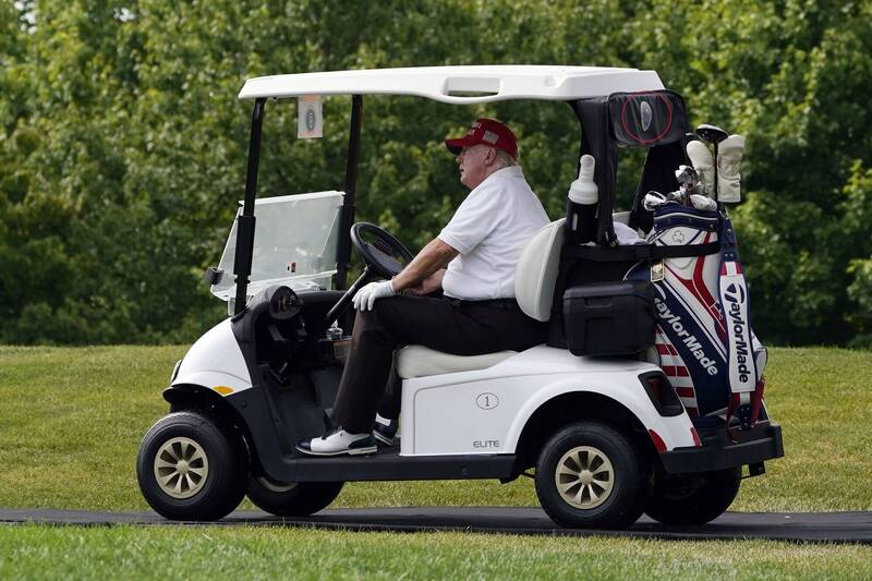 美国前总统川普28日在新泽西州贝德明斯特的自家高球场参加比赛，他所驾驶的高球车上印有美国总统徽章（川普右后上方红圈处）。（美联社）(photo:LTN)