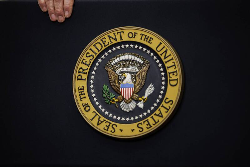 美国总统徽章。2022年4月28日，美国总统拜登在白宫罗斯福厅发言时，把手放在装饰有美国总统徽章的讲台上。（欧新社）(photo:LTN)
