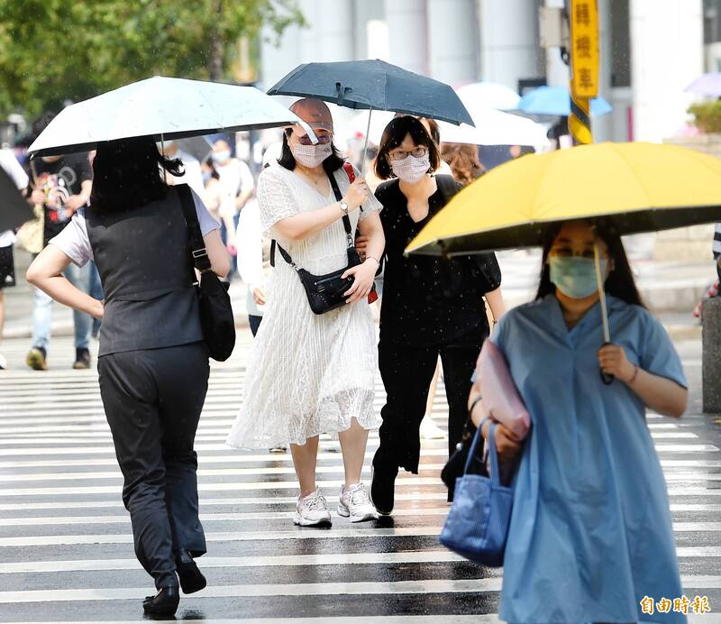 氣象局表示，由於低壓帶逐漸接近，水氣有增多的趨勢。（資料照）