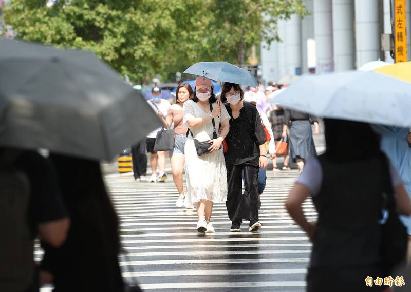 氣象局預報，未來一週台灣天氣分成「低壓帶接近、影響、離開」3個部分，下週一到下週三雨勢較明顯。（資料照）