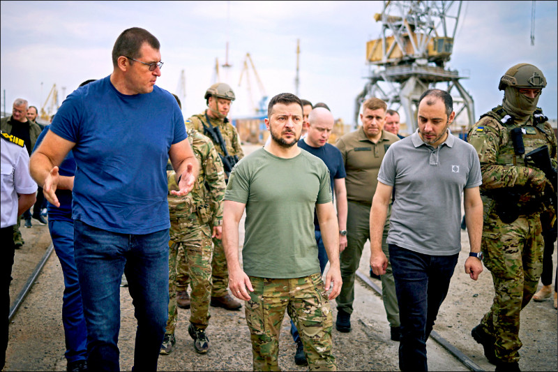烏克蘭總統澤倫斯基（中）29日視察烏南重要港市敖德薩與另一處港口切爾諾莫斯克，關心該國穀物自烏俄戰爭爆發後，首度恢復從黑海出口的情形。（路透）