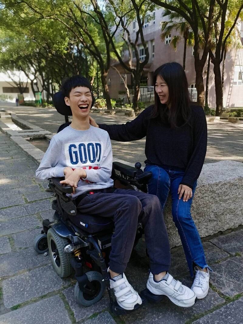 國立屏東大學學生蔡東霖(左)為重度多重肢體障礙腦性麻痺,樂觀進取和努力學習精神,獲得今年總統教育獎殊榮的肯定。(教育部提供) 國立屏東大學學生蔡東霖(左)為重度多重肢體障礙腦性麻痺,樂觀進取和努力學習精神,獲得今年總統教育獎殊榮的肯定。(教育部提供)
