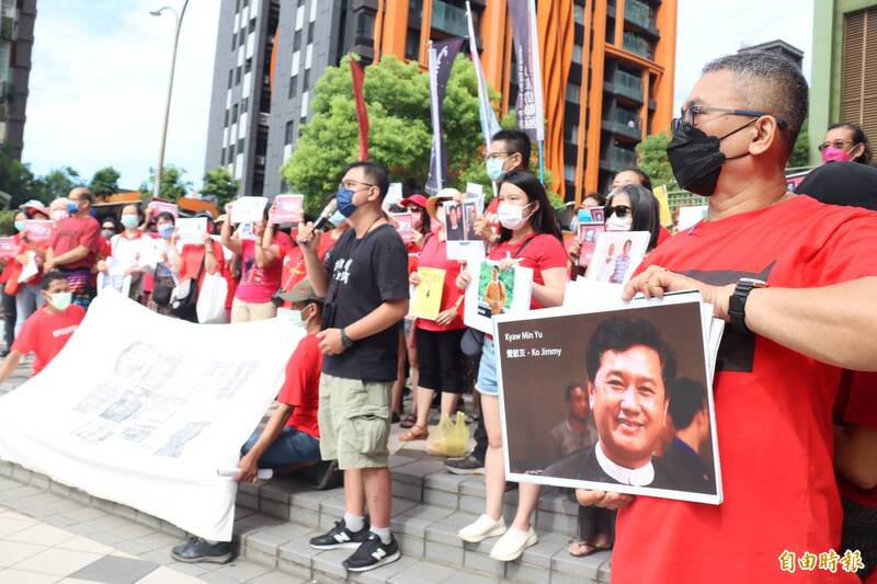 台灣多個公民團體與緬甸僑民，譴責軍政府殺害民運人士，圖前照片為覺敏友。（記者翁聿煌攝）