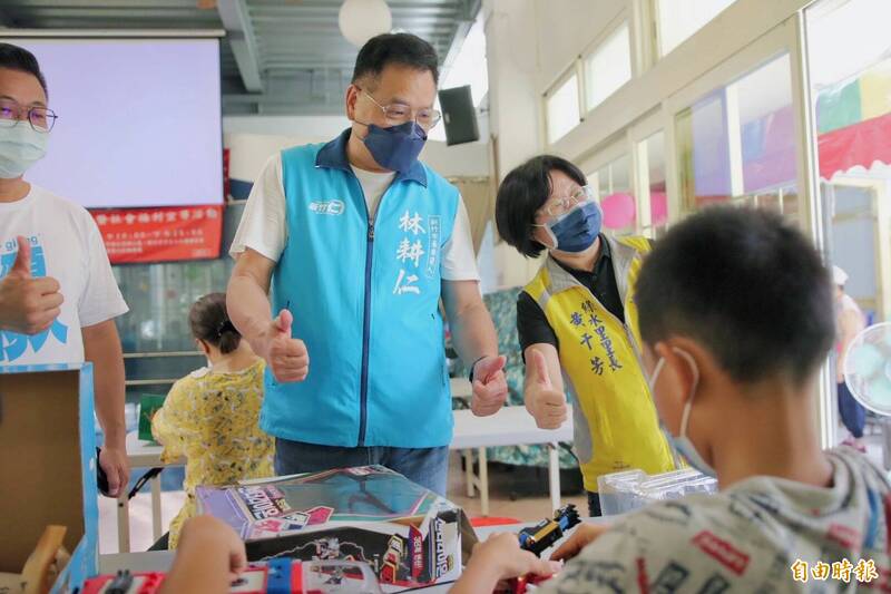 國民黨新竹市長參選人林耕仁今天到基層拜票，。（記者洪美秀攝）