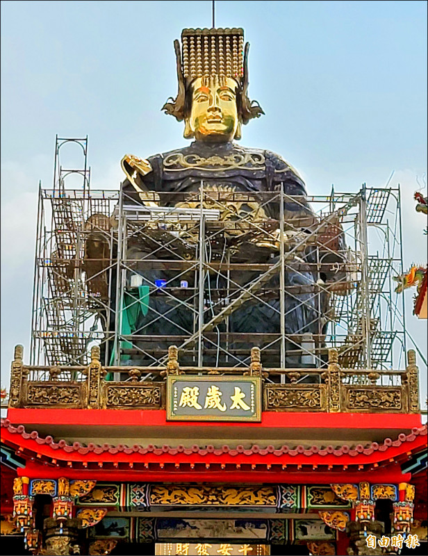 草屯鎮朝清宮太歲殿上方的媽祖神像高十一．九公尺，連同大理石基座為十二．五公尺，號稱是世界最大純銅媽祖神像。（記者佟振國攝）