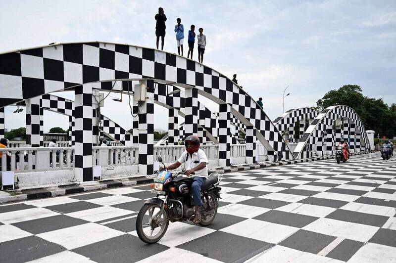 今年奥林匹克西洋棋赛事于印度清奈举行，当地大桥风格有如巨大棋盘。（法新社）(photo:LTN)