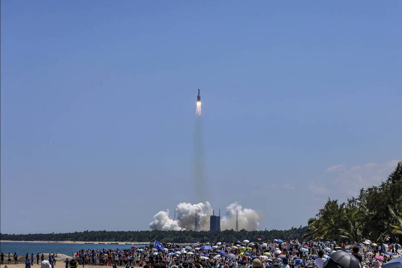 中国7月24日在海南省文昌市发射长征五号B火箭，当时有多民众在海滩上争睹。（美联社资料照）(photo:LTN)