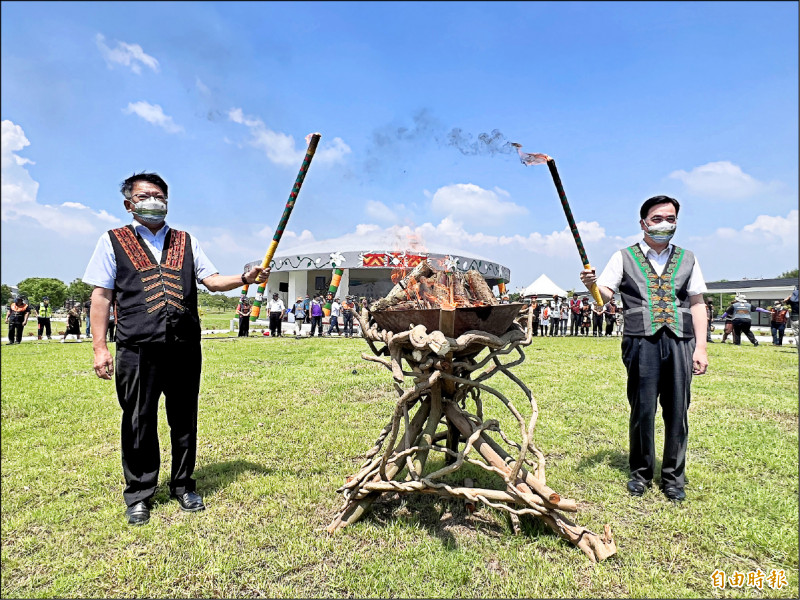 屏東縣長潘孟安（左）啟動「部落之心」，推動原住民族全人全能發展。（記者蔡宗憲攝）