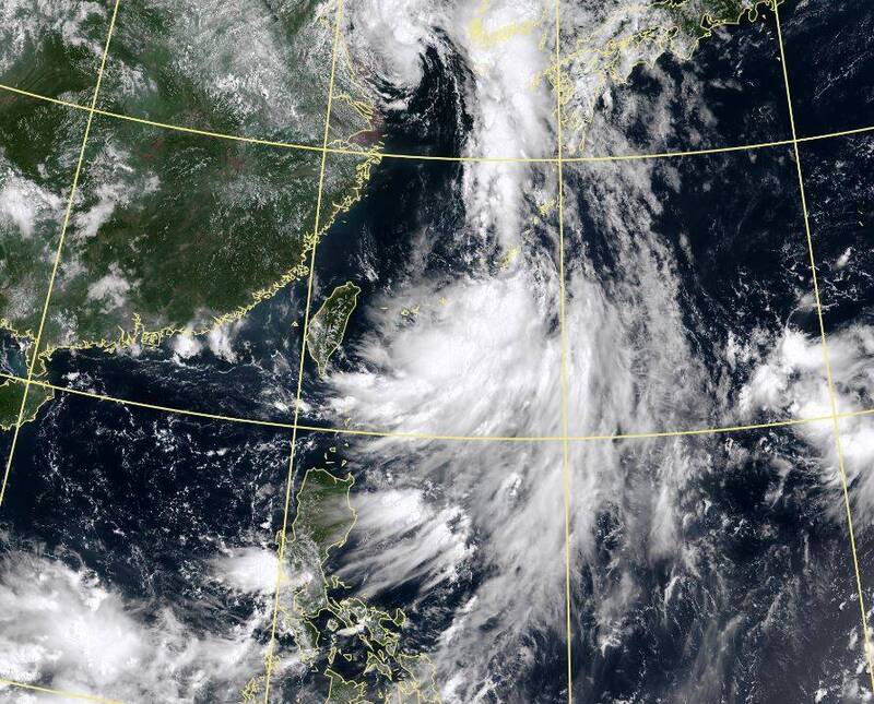 在琉球南方海面的熱帶擾動「95w」雲雨帶，正逐漸往西移動接近台灣。（圖擷自中央氣象局）