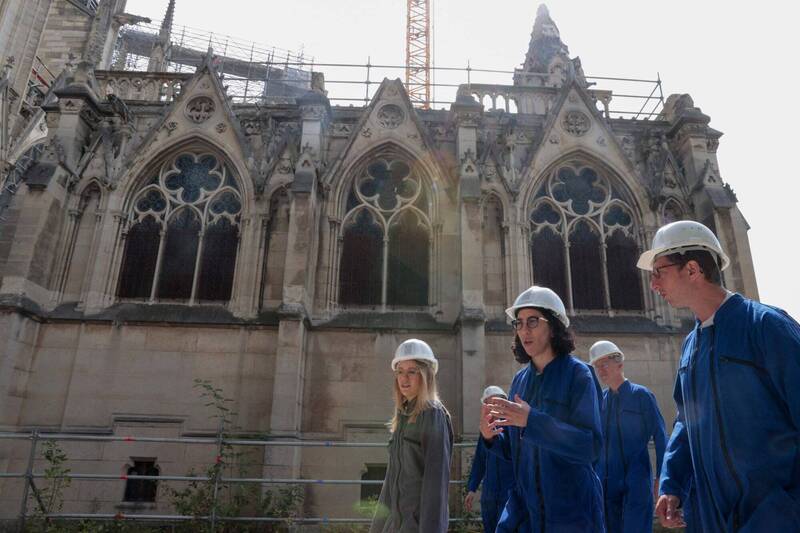 法国文化部长马拉克（右3）视察巴黎圣母院的重建工作，预计将于2024年开放大众进入。（法新社）(photo:LTN)