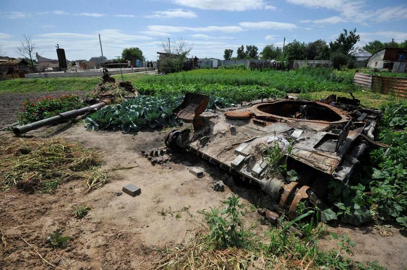 英国国防部强调，俄罗斯绝对不会赢得这场不公不义的战争。图为俄军战车残骸旁被开辟为菜园。（法新社）(photo:LTN)