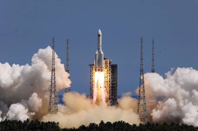 搭载「问天」实验舱的中国长征五号B运载火箭24日在中国海南成功发射，但火箭残骸再度成为问题。（路透）(photo:LTN)