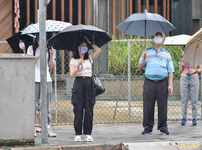 氣象局提醒，明日各地都有局部雨勢，中南部為整天性的降雨，其他地區則以午後最為明顯。（資料照）