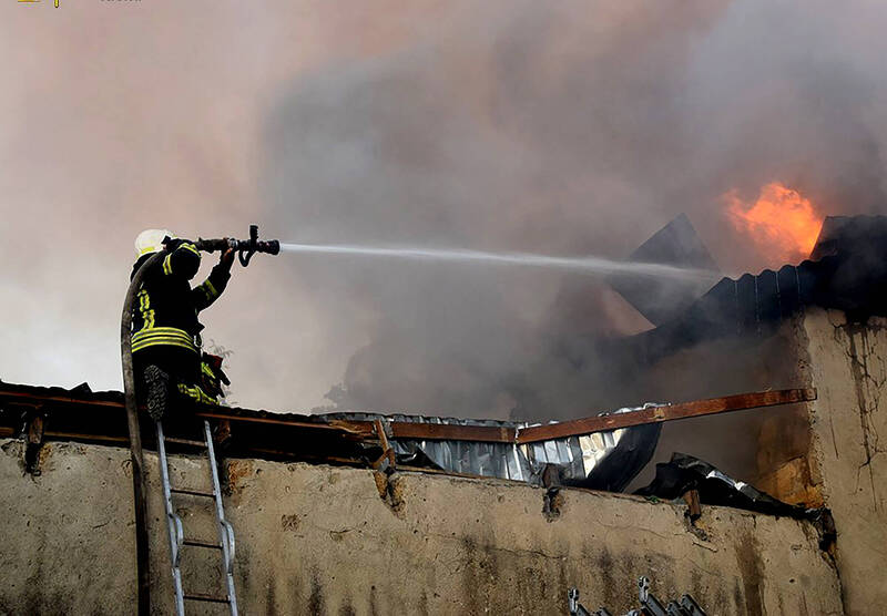 乌克兰南部城市尼古拉耶夫遭勐烈砲击后，消防员正在扑灭火势。（法新社）(photo:LTN)