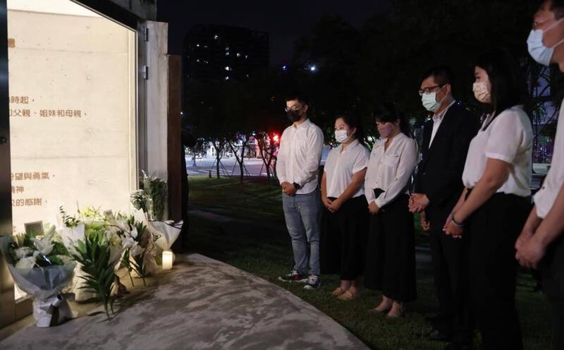 台灣基進昨夜前往氣爆紀念公園致意。（記者王榮祥翻攝）