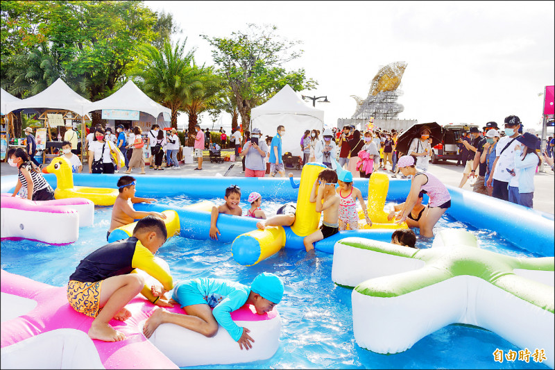 大鵬灣「夏日狂歡祭」遊樂園受孩子歡迎。（記者蔡宗憲攝）