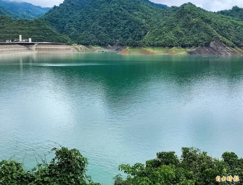 台南市區降雨明顯，曾文水庫上游卻「一滴未下」。（記者吳俊鋒攝）