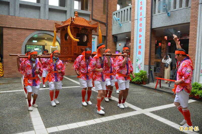 花蓮今年義民祭活動將由富里竹田義民亭神轎班，出動在地80名客家農民，扛著神轎繞境花蓮南北長約137.5公里沿線、共計12處鄉鎮市客庄，保境安民、驅除瘟疫。（記者王峻祺攝）