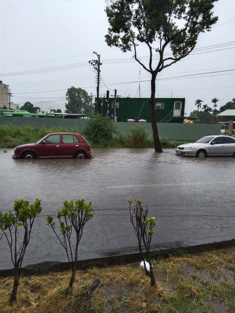 豐勢路路面積水，約半個汽車輪胎高度。（民眾提供）