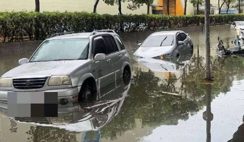 桃園市上午強降雨，道路積淹水嚴重，埔心一帶車輛全泡水中。（記者許倬勛翻攝）